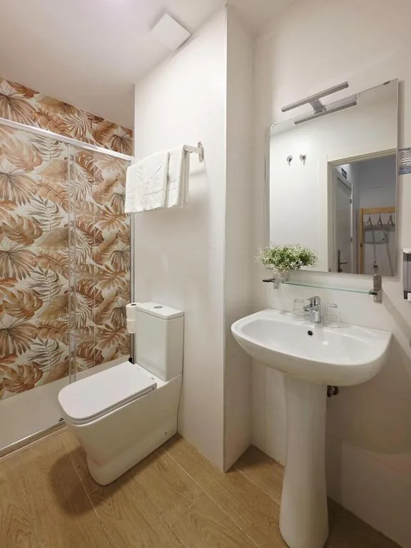 Doppelzimmer mit eigenem Bad — Bilbao ROOMS & KITCHEN Zabalburu