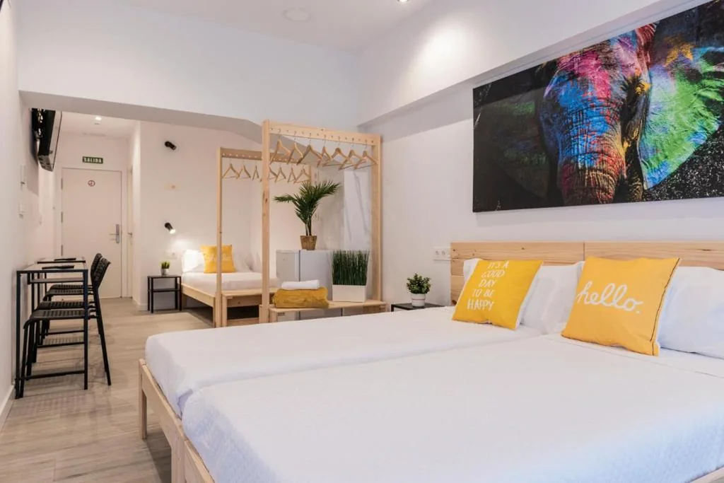 Vierpersoonskamer met eigen badkamer — Bilbao ROOMS & KITCHEN Zorroza
