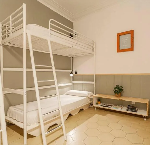 Camera doppia con 2 letti singoli e bagno in comune (2 adulti + 1 bambino) — Bird House