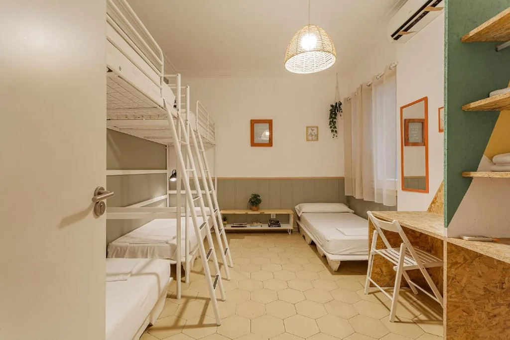 Camera quintupla con bagno in comune — Bird House