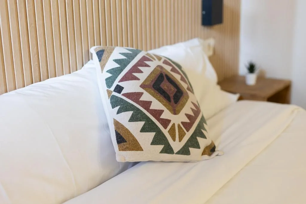 Doppelzimmer mit Balkon und Gemeinschaftsbad — Bird House
