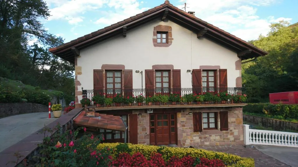 Casa con 4 camere da letto — Bizentenea