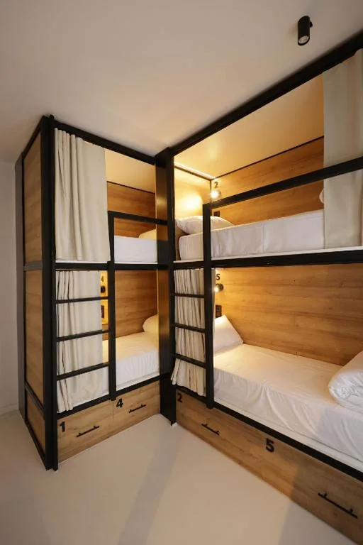 Cama en habitación compartida mixta — BLACK AND WHITE Hostel Palamós