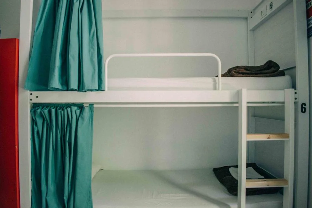 Cama en habitación compartida femenina de 10 camas — Black Swan Hostel Barcelona