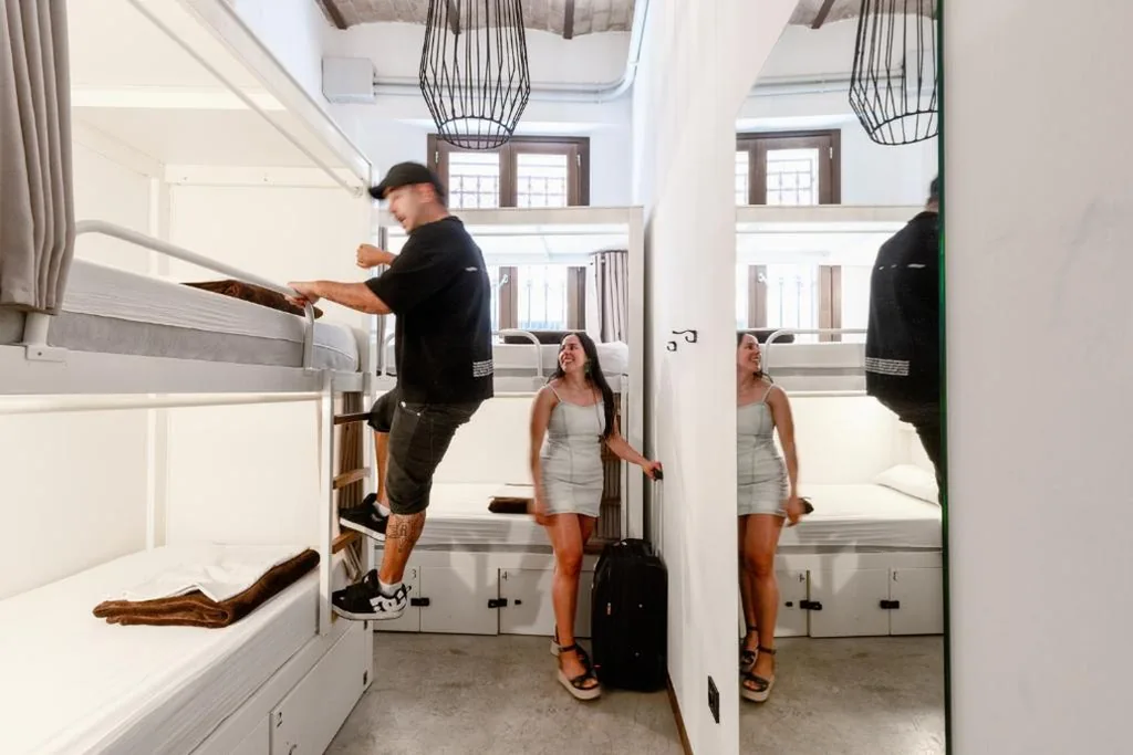 Lit dans un dortoir partagé de 4 lits — Black Swan Hostel Granada