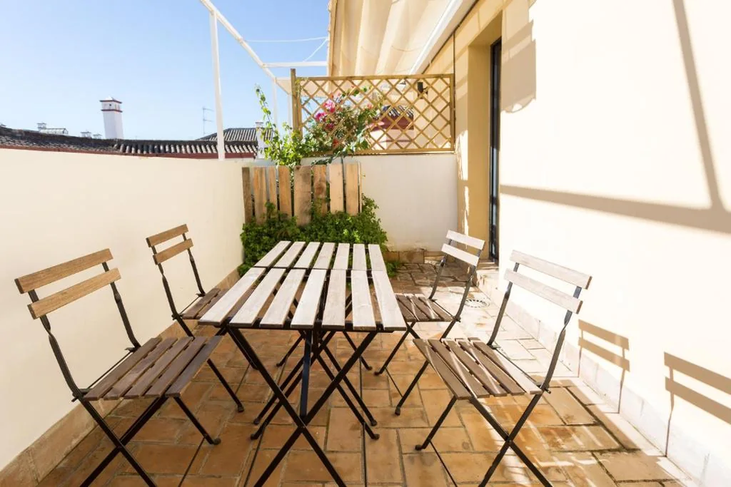 Habitación Familiar con terraza — Black Swan Hostel Sevilla