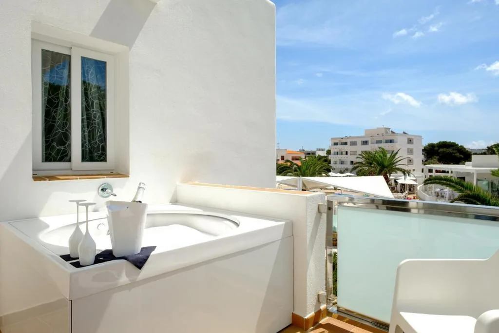 Suite con jardín y bañera de hidromasaje — Blanco Hotel Formentera