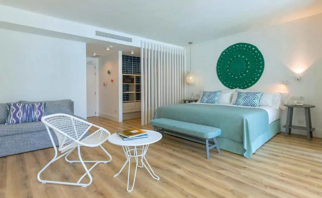 Suite méditerranéenne avec vue latérale sur la mer (3 adultes) — Blaumar Hotel