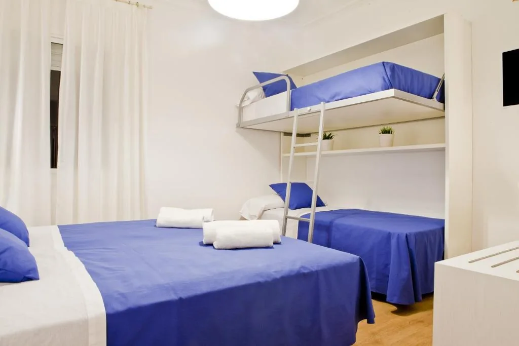 Habitación Cuádruple con baño compartido — Blue Barcelona