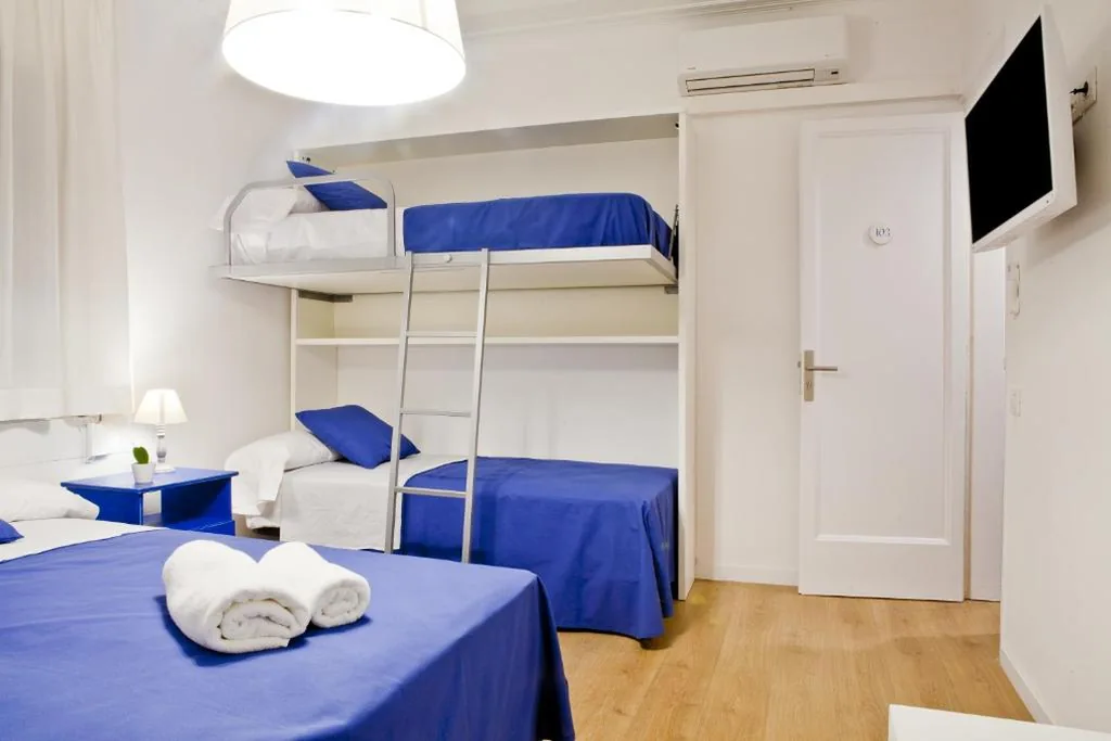 Habitación Familiar con baño privado — Blue Barcelona