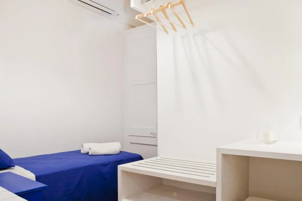 Habitación Individual con baño compartido — Blue Barcelona