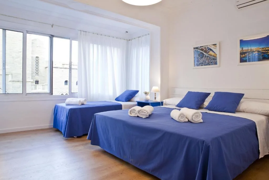 Habitación Triple con baño compartido — Blue Barcelona