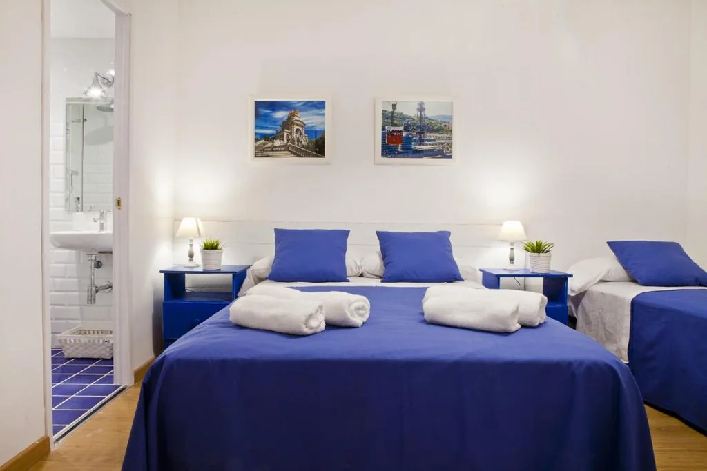 Habitación Triple con baño privado — Blue Barcelona