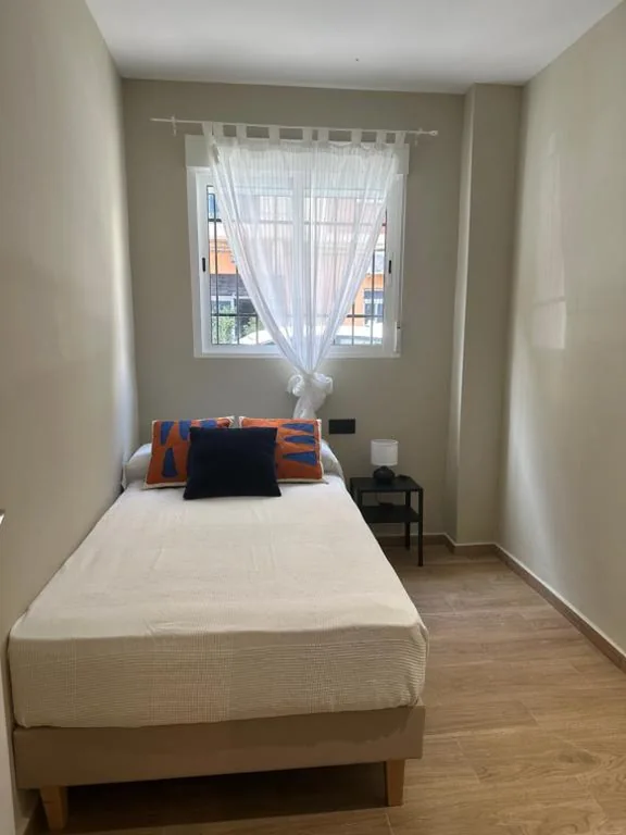 Habitación Individual con baño privado externo — Blue House Valencia