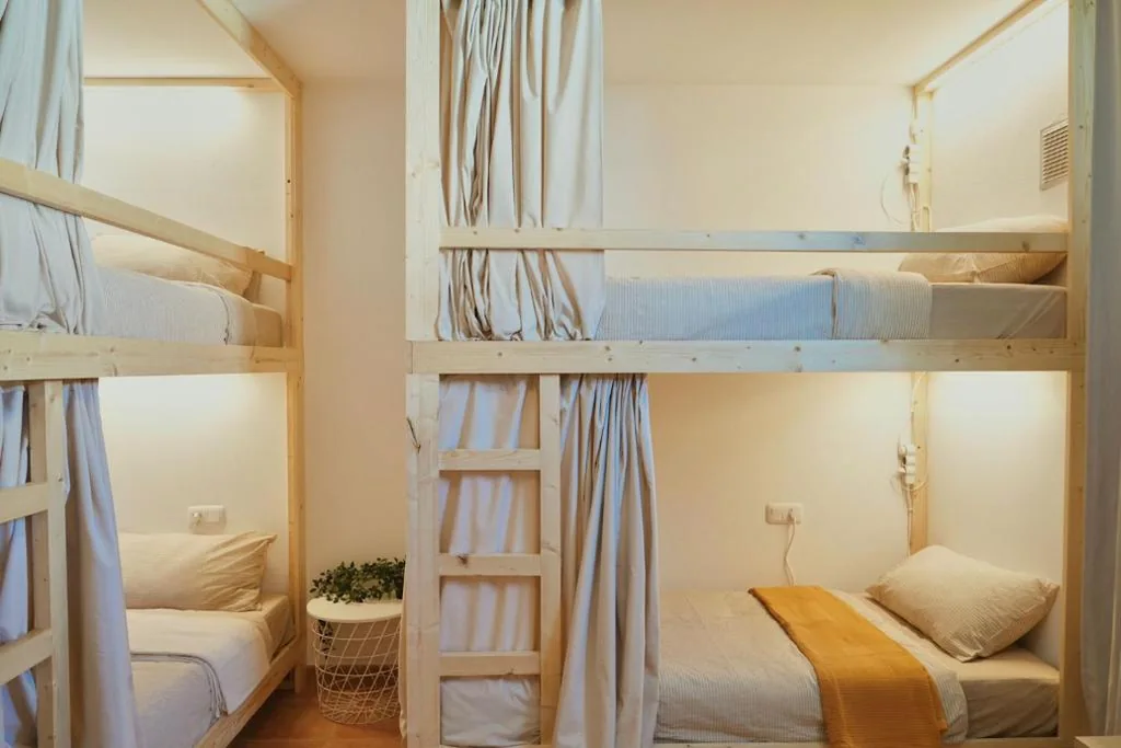 Cama individual em quarto partilhado misto — Blue Surf House Only surf