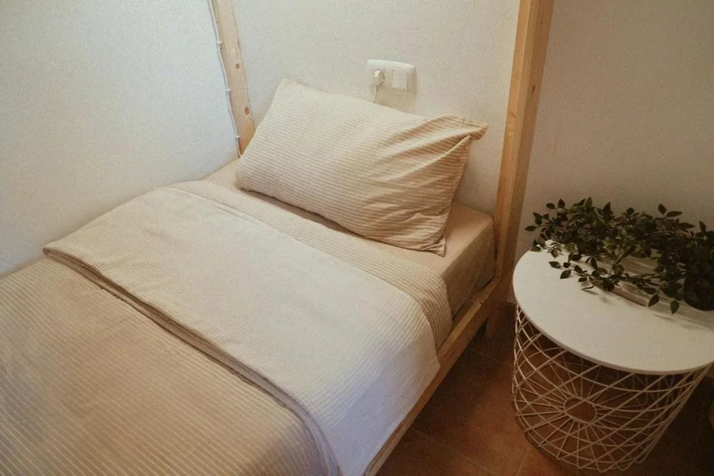 Cama individual em quarto partilhado misto — Blue Surf House Only surf