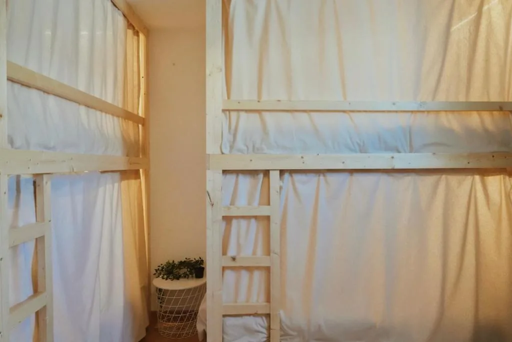 Cama individual em quarto partilhado misto — Blue Surf House Only surf