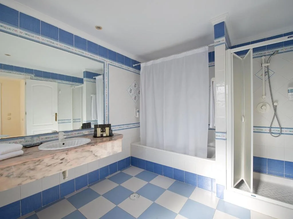 Superior-Zimmer (3 Erwachsene + 1 Kind) — BlueBay Banús