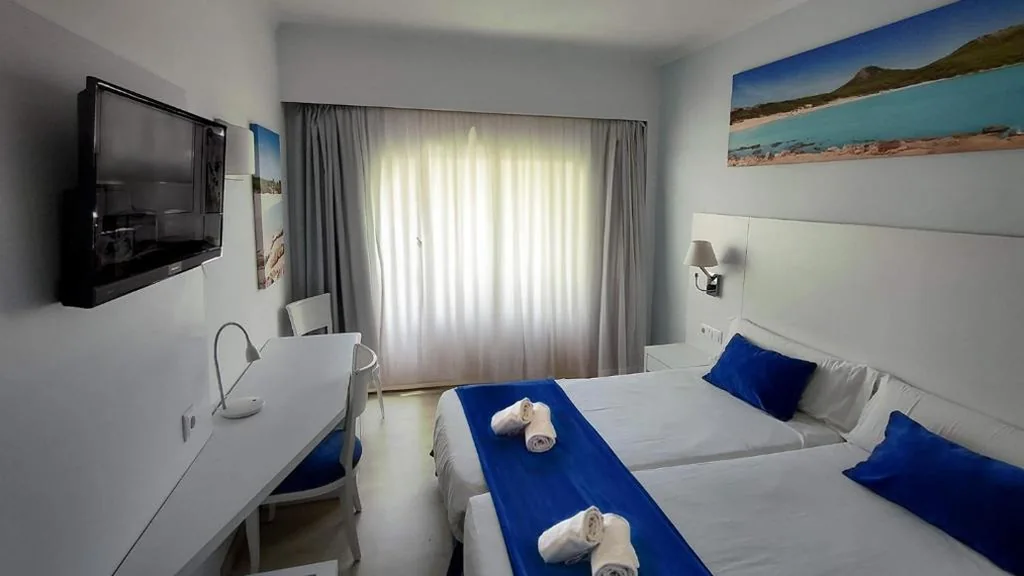 Camera doppia con letto supplementare e 2 letti — BLUESEA Anba Romaní