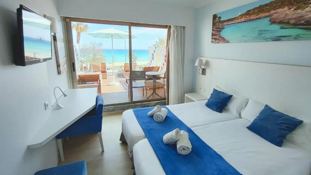 Camera doppia con 2 letti e vista mare — BLUESEA Anba Romaní