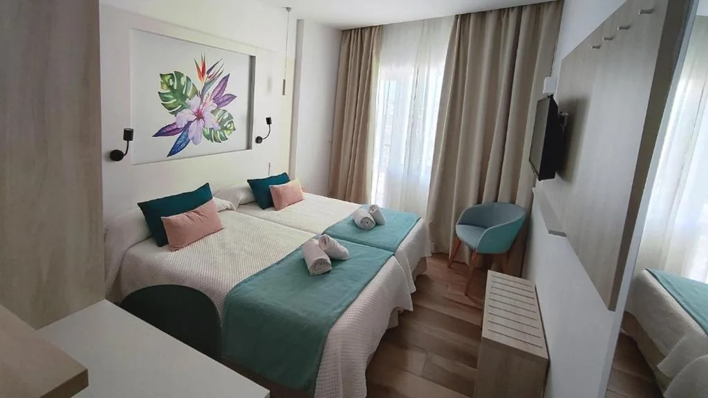 Camera doppia con 2 letti e vista laterale sul mare — BLUESEA Anba Romaní