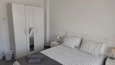 BNB LOLA - Habitacion con Baño privado en el pasillo y aire acondicionado — Foto 9