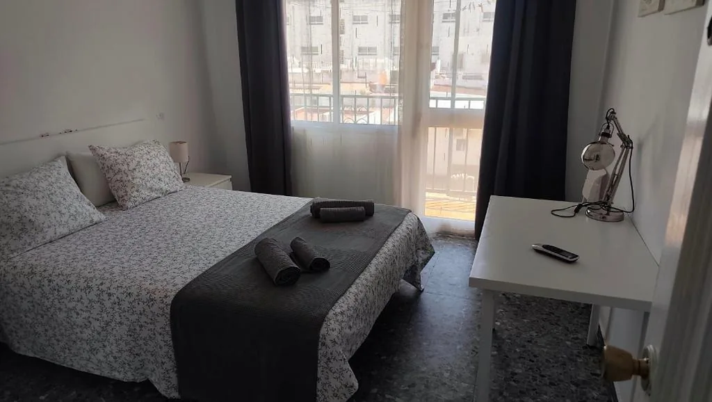 Doppelzimmer – 2 Betten — BNB LOLA - Habitacion con Baño privado en el pasillo y aire acondicionado