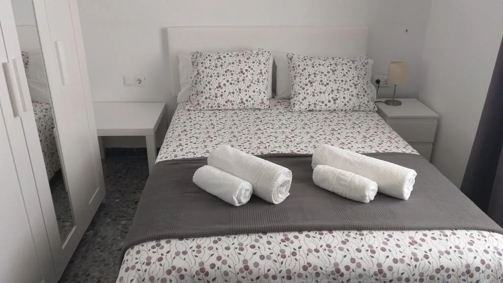 Doppelzimmer mit Gemeinschaftsbad – 2 Betten — BNB LOLA - Habitacion con Baño privado en el pasillo y aire acondicionado