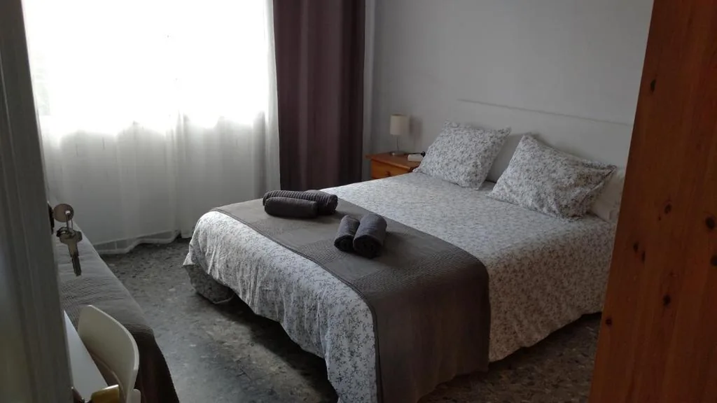 Dreibettzimmer — BNB LOLA - Habitacion con Baño privado en el pasillo y aire acondicionado