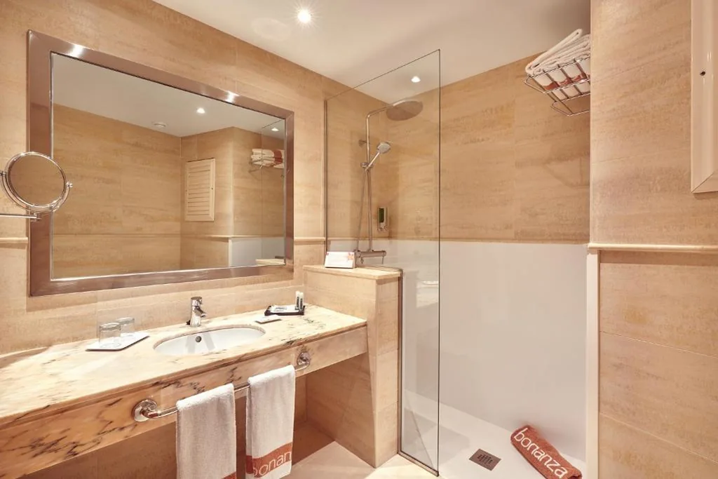 Quarto Duplo com varanda e vista parcial para o mar (2 adultos e 1 criança) — Bonanza Park Hotel by Olivia Hotels Collection
