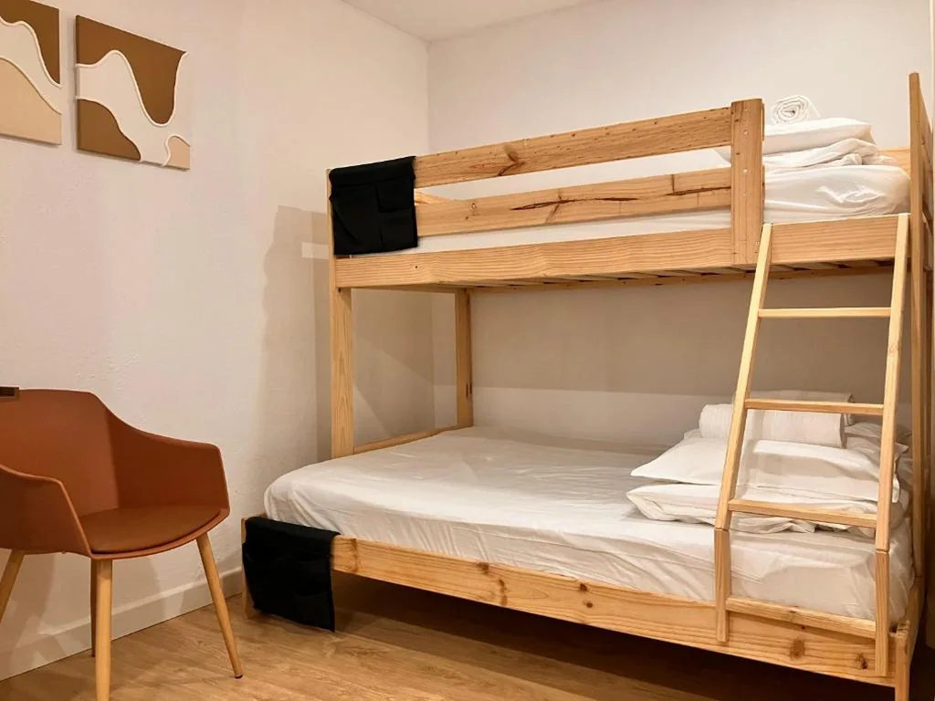 Quarto Triplo com casa de banho privativa exterior — Boogalow Hostel