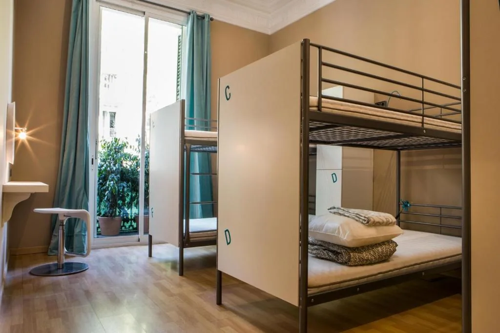 Cama en habitación compartida mixta de 6 camas — Born Barcelona Hostel