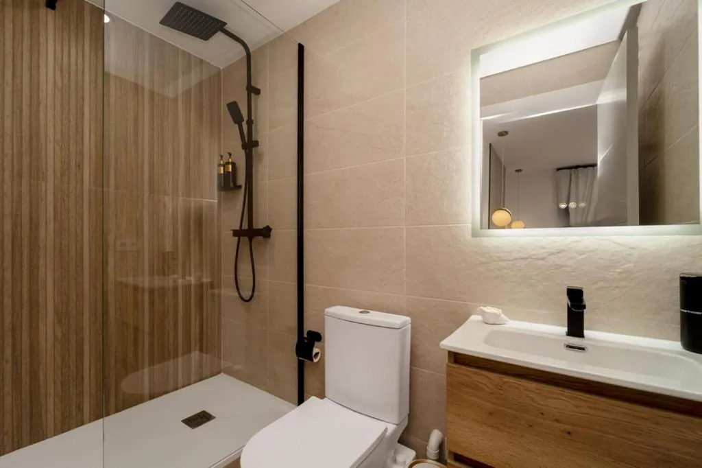 Habitación Doble Deluxe con balcón — Boutique Centro Hostal