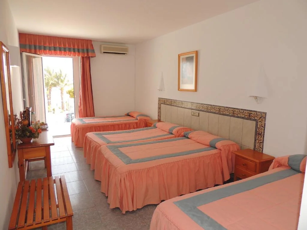 Quarto Quádruplo Económico — Boutique Hostal "Virgen del Mar Holidays"