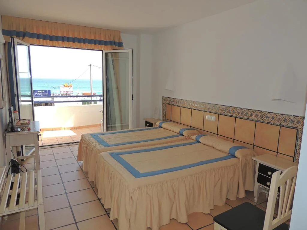 Quarto Duplo Deluxe com Vista Mar - 2 camas — Boutique Hostal "Virgen del Mar Holidays"