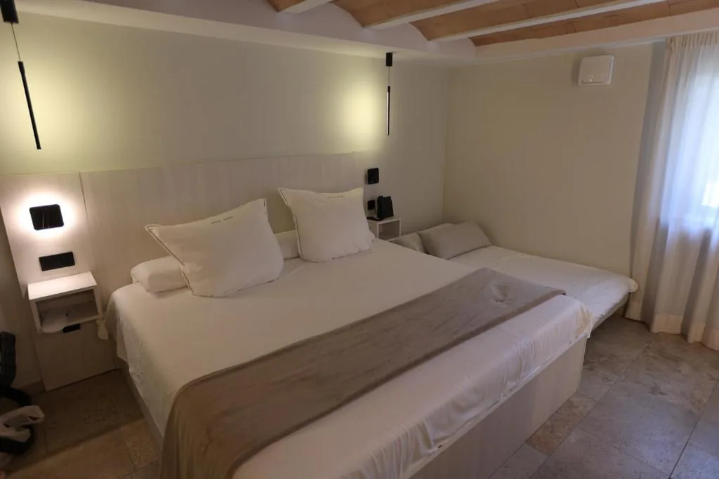 Chambre triple avec petit-déjeuner inclus - 2 adultes + 1 enfant — Boutique Hotel Comtal Empuries