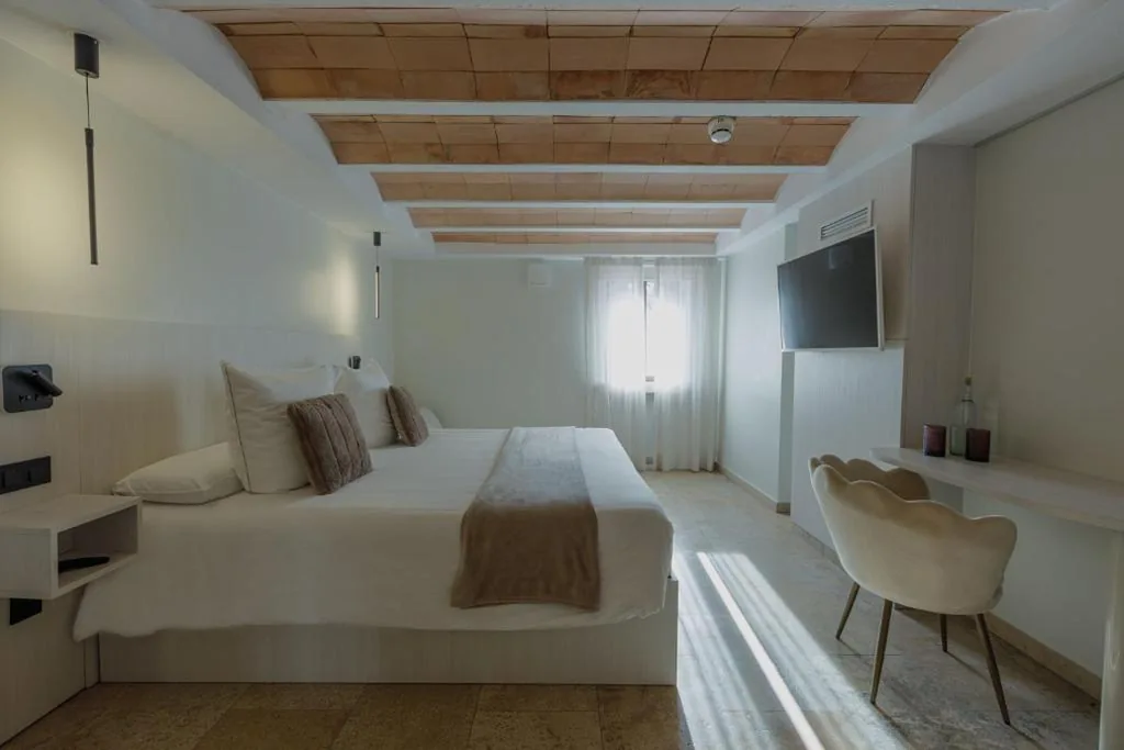 Chambre triple avec petit-déjeuner inclus - 3 adultes — Boutique Hotel Comtal Empuries