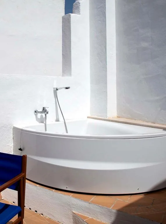 Suite con terraza y bañera de hidromasaje — Boutique Hotel RifugioAzul