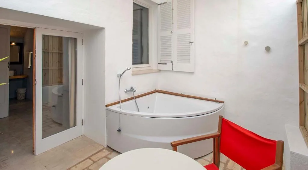 Suite with Patio and Hot Tub — Boutique Hotel RifugioAzul