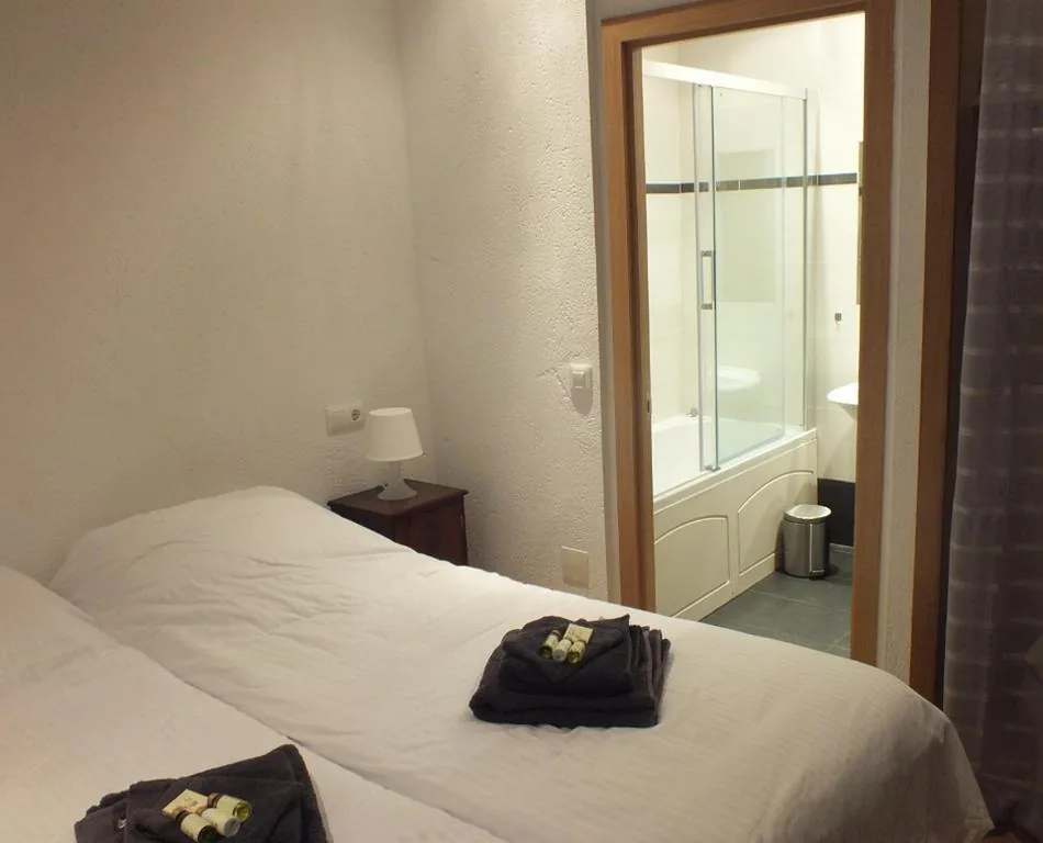Kleines Zweibettzimmer — Buena Idea - Adults Only
