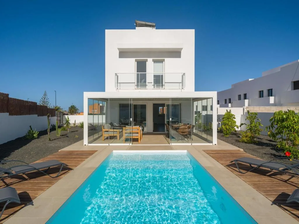 Villa con 3 camere da letto — Buena Onda Modern Design, Heated Pool