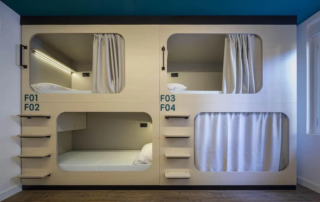 Camera privata condivisa con 4 letti — Bulezen Urban Hostel