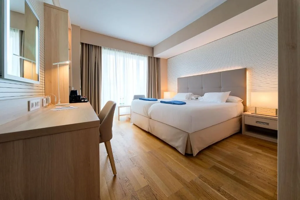 Double Room with Free Spa Access - 2 Beds — Bull Reina Isabel & Spa