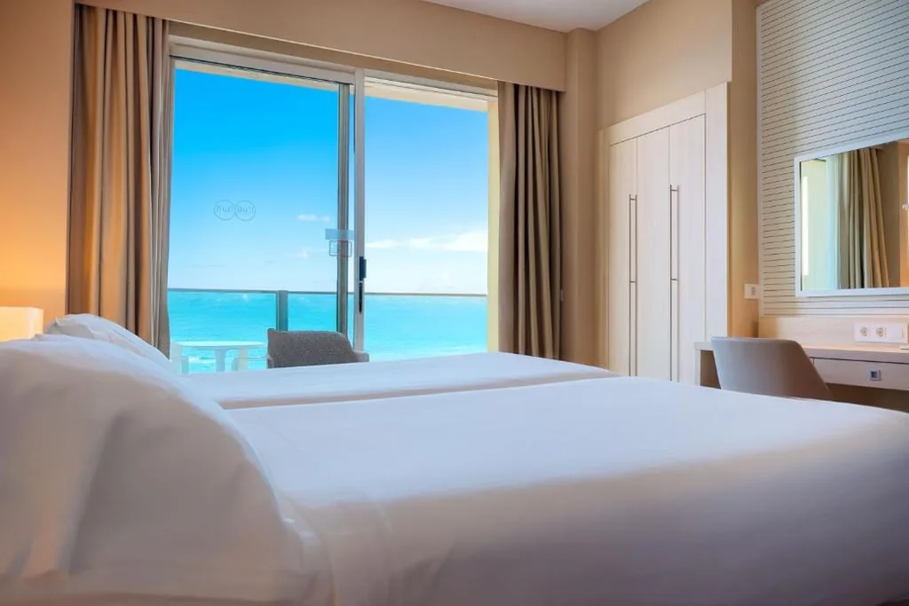 Double Room with Sea View and Free Spa Access - 2 Beds — Bull Reina Isabel & Spa