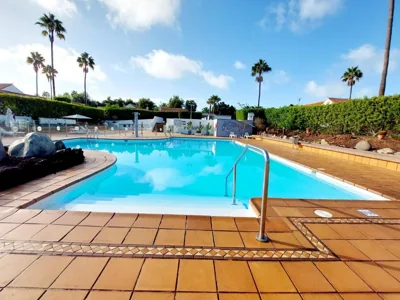 Bungalow de diseño hidromasajes terraza y piscina. — Foto 4