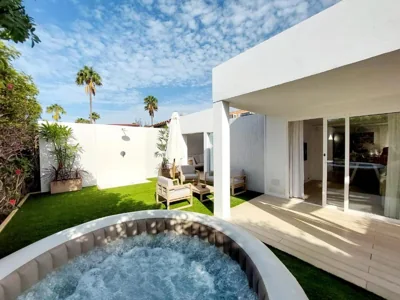 Bungalow de diseño hidromasajes terraza y piscina. — Foto 7