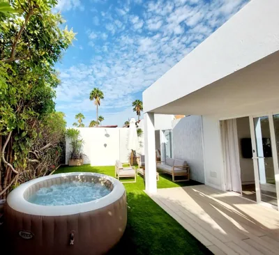 Bungalow de diseño hidromasajes terraza y piscina. — Foto 9