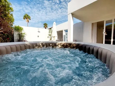 Bungalow de diseño hidromasajes terraza y piscina. — Foto 10