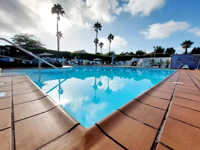 Bungalow de diseño hidromasajes terraza y piscina. — Foto 11