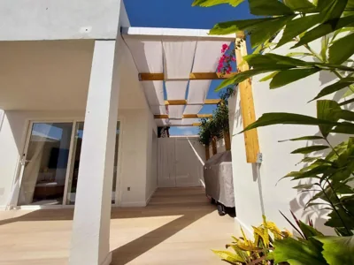 Bungalow de diseño hidromasajes terraza y piscina. — Foto 12